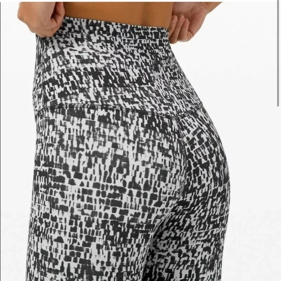 Lululemon align pant 25” black and white size 4 - Picture 3 of 9